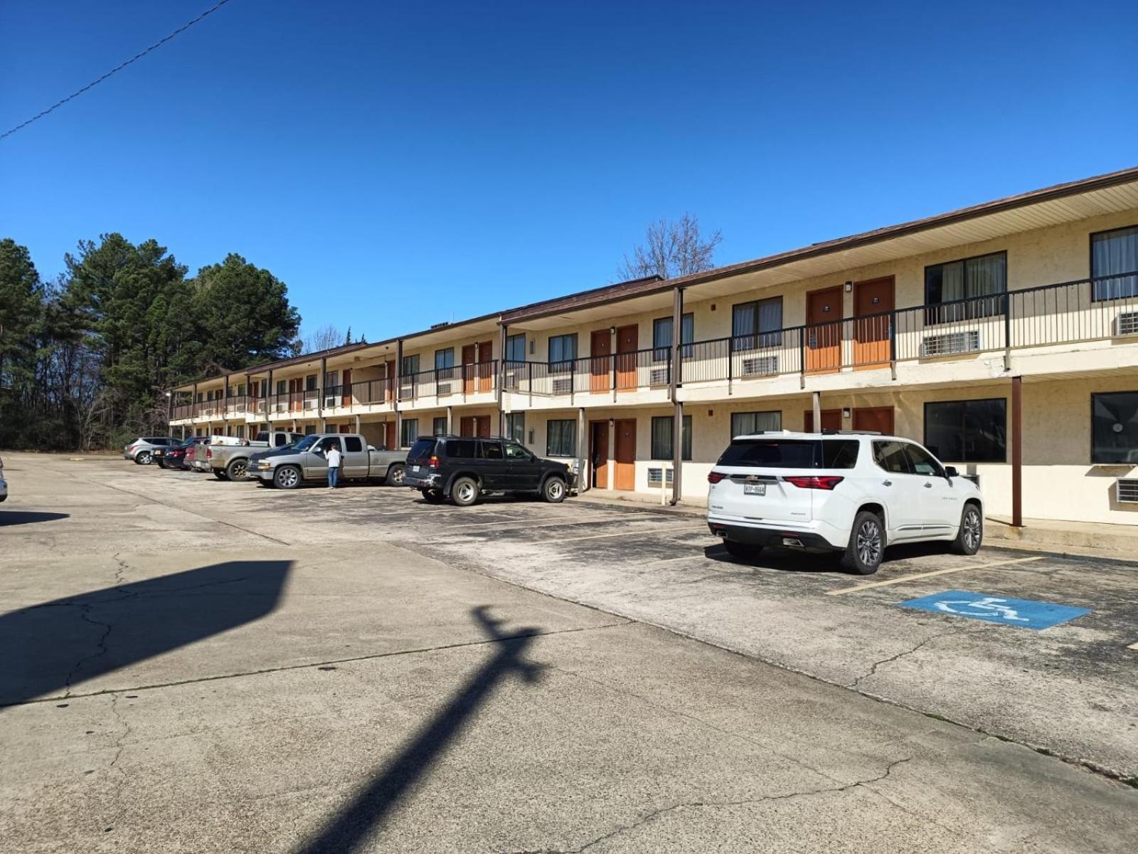 Executive Inn By Oyo Kilgore North Exterior photo