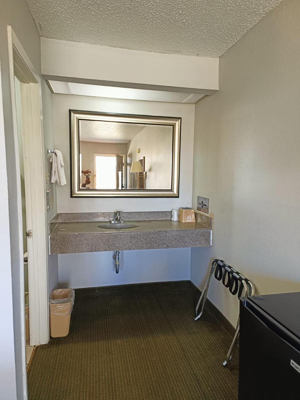 Executive Inn By Oyo Kilgore North Exterior photo